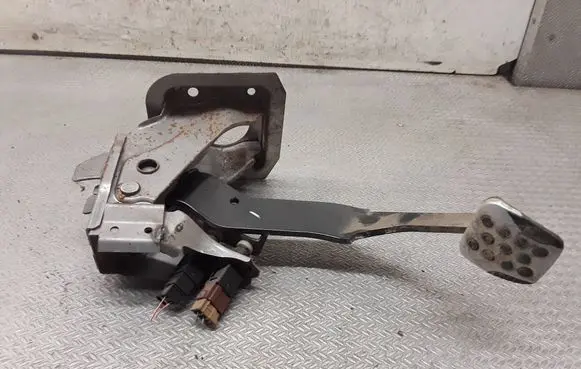 Nissan X-Trail T30 Brake pedal 