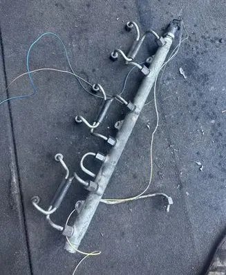 BMW 5 E39 Fuel distributor 