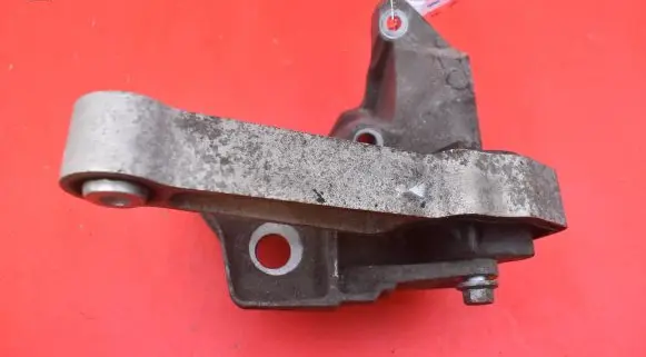Engine mount vacuum valve