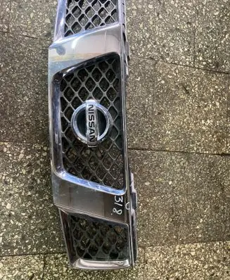 Nissan Pathfinder R51 Front bumper upper radiator grill