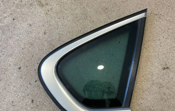 BMW X6 E71 Rear vent window glass 7182328