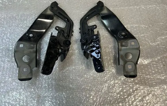 Engine bonnet/hood hinges