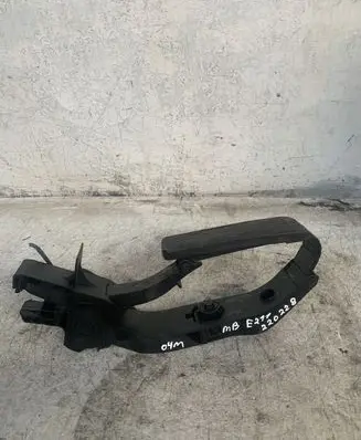 Mercedes-Benz E W211 Accelerator throttle pedal 2113010001