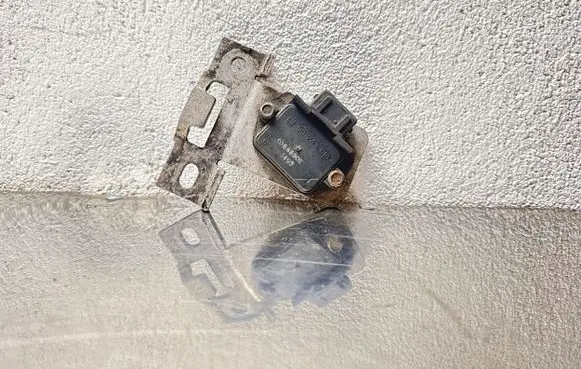 Opel Vectra B Ignition amplifier control unit 90243618 84890E 3495