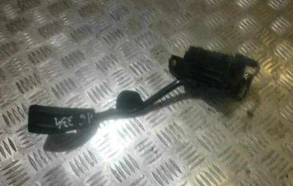Accelerator throttle pedal