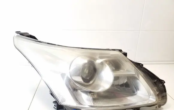 Toyota Avensis T270 Headlight/headlamp KOITO0512