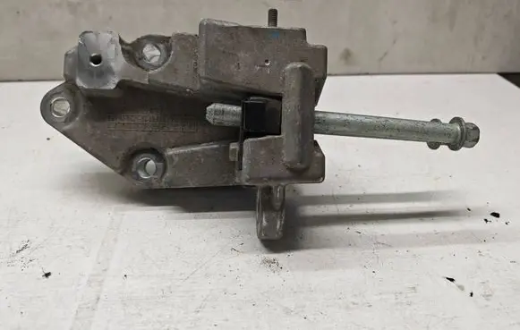 KIA Niro Engine mounting bracket