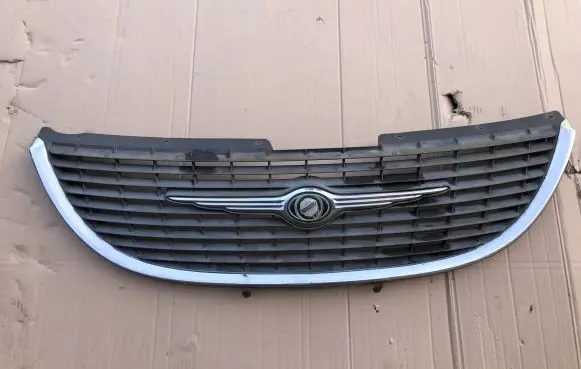 Chrysler Grand Voyager IV Front bumper upper radiator grill 4857522AA