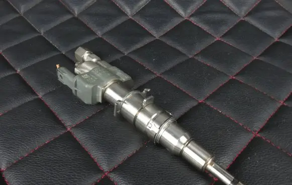 BMW 3 E90 E91 Fuel injector 7589048