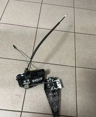 Opel Insignia A Front door lock 135031621