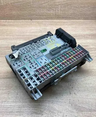 Opel Vectra B Fuse module 90504534