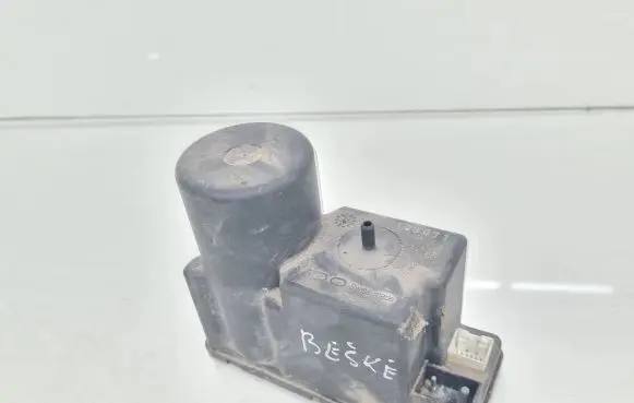Audi 80 90 S2 B4 Central locking vacuum pump 4A0862257A
