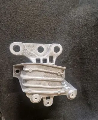 Engine mounting bracket