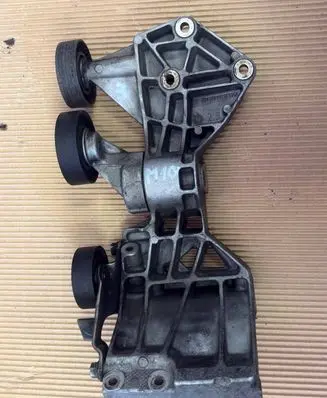 Mercedes-Benz B W245 Generator/alternator bracket A6402021040