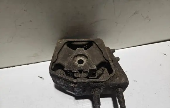 Engine mount bracket