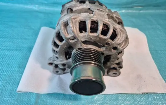 Volkswagen Golf VII Generator/alternator 04E903015A F000BL07DL
