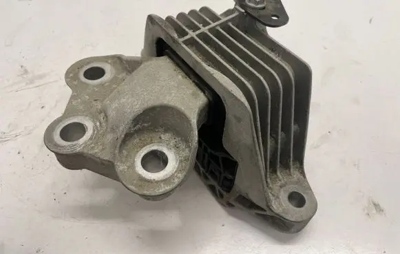 Opel Insignia B Engine mount bracket 84248715