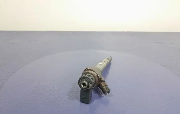 Skoda Octavia 985 Fuel injector 04L130277AE