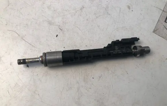 BMW 5 G30 G31 Fuel injector 8638255