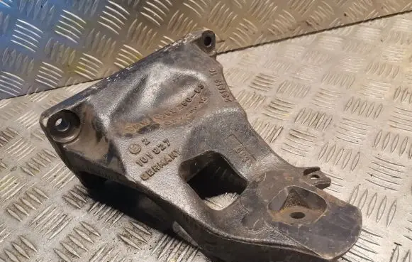BMW 7 E65 E66 Engine mounting bracket 6769260
