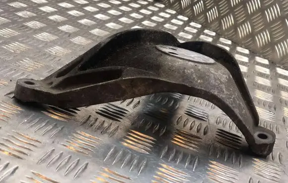 BMW 5 E39 Engine mounting bracket