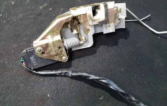 Mazda 323 Front door lock