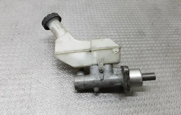 Nissan Note (E11) Master brake cylinder 8200304083A
