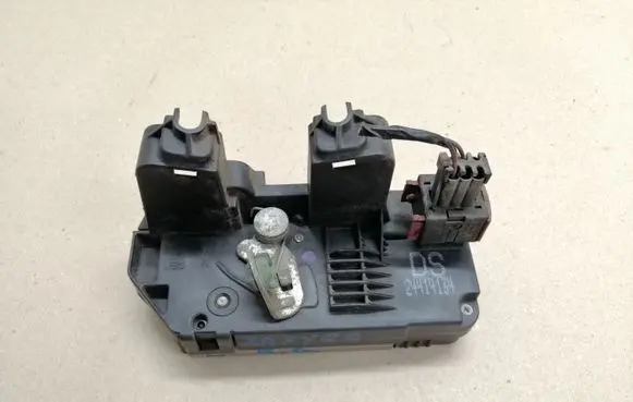 Opel Zafira A Rear door lock 24414134