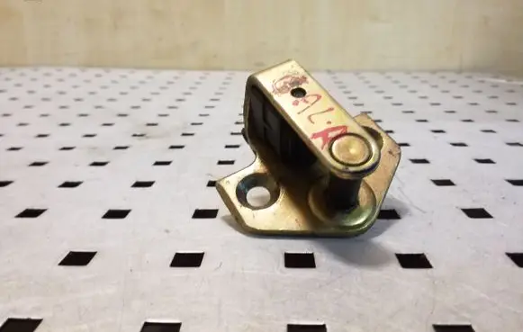 Ford Mondeo Mk III Rear door lock loop/hook striker 96BGF21982AL