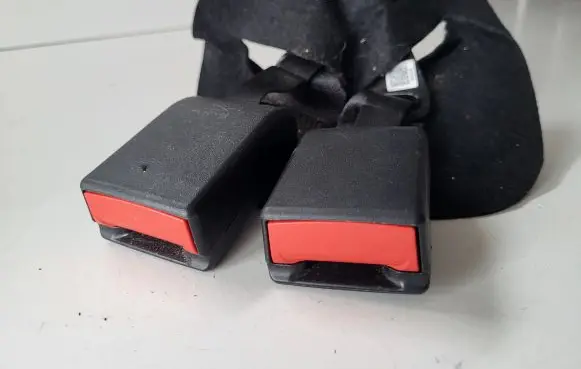 Opel Insignia B Rear seatbelt buckle 39151545