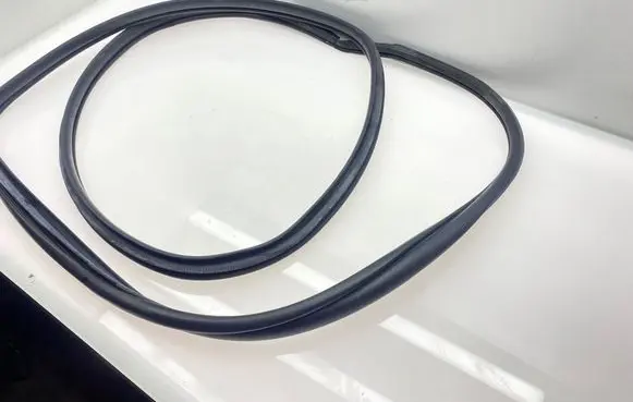 Toyota Prius+ (ZVW40) Rubber seal rear door 