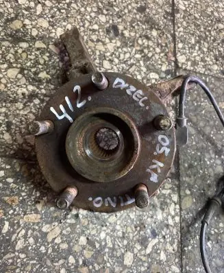 Nissan Almera Tino Front wheel hub