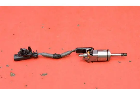 Volvo V60 Fuel injector 32140073