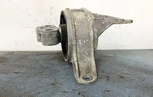 Opel Zafira B Engine mount bracket 90539246 13125637