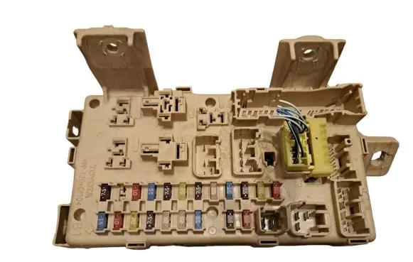 Toyota Avensis T250 Fuse module 82641CA030F