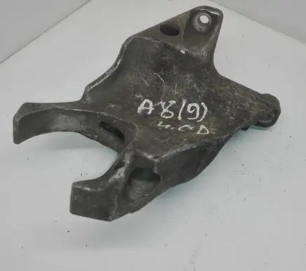 Audi A8 S8 D3 4E Engine mounting bracket 4E0199370T