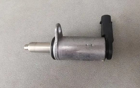 Audi A4 S4 B8 8K Camshaft vanos timing valve 06H103697C 15092110390C