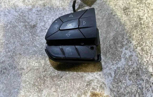 Steering wheel buttons/switches
