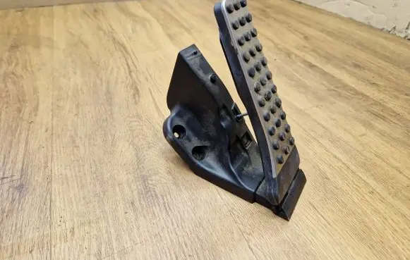 Mercedes-Benz C W205 Accelerator throttle pedal A2053000104 220218 ZGS00509