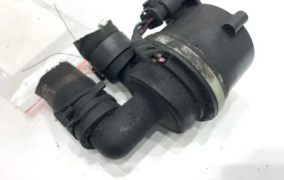 Oil filter mounting bracket