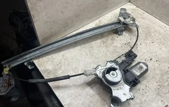 Nissan Pathfinder R51 Front door window regulator with motor 400846D