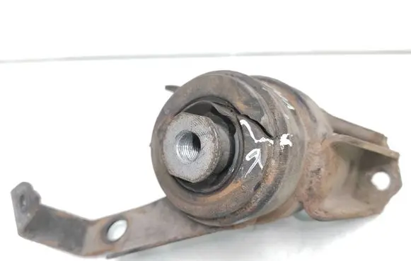 Toyota Avensis T250 Engine mount bracket
