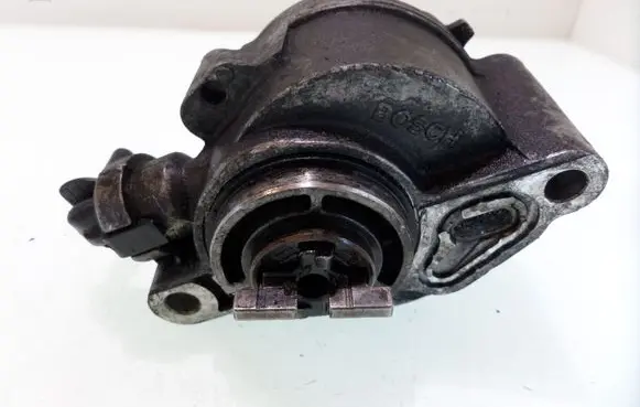 Ford Focus Vacuum pump D1562B