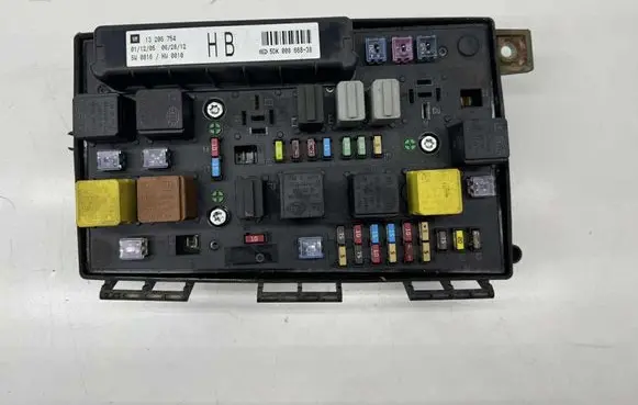 Opel Zafira B Fuse module 13206754