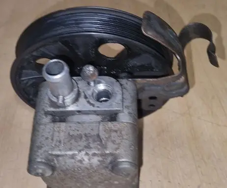 Volvo V70 Power steering pump 30741121