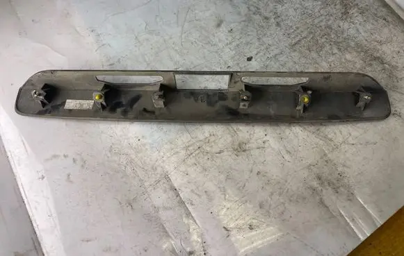 Trunk door license plate light bar