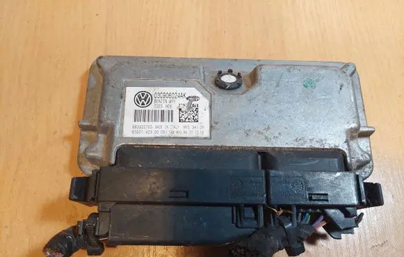 Seat Leon (1P) Engine control unit/module ECU 03C906024AK IAW4HV.AK