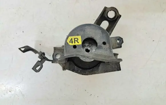 Toyota Avensis T270 Engine mount bracket 
