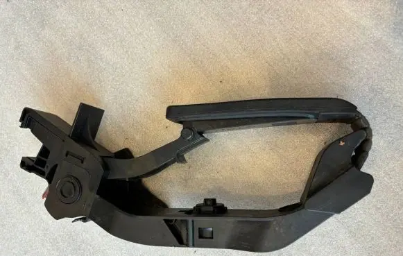 Mercedes-Benz E W211 Accelerator throttle pedal A2113010001 2113010001