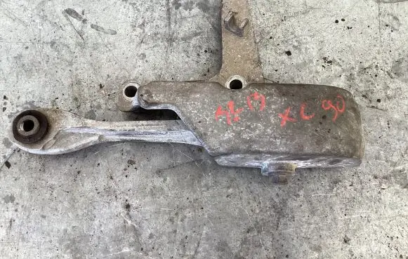 Volvo XC90 Engine mount bracket 30680710 326d13